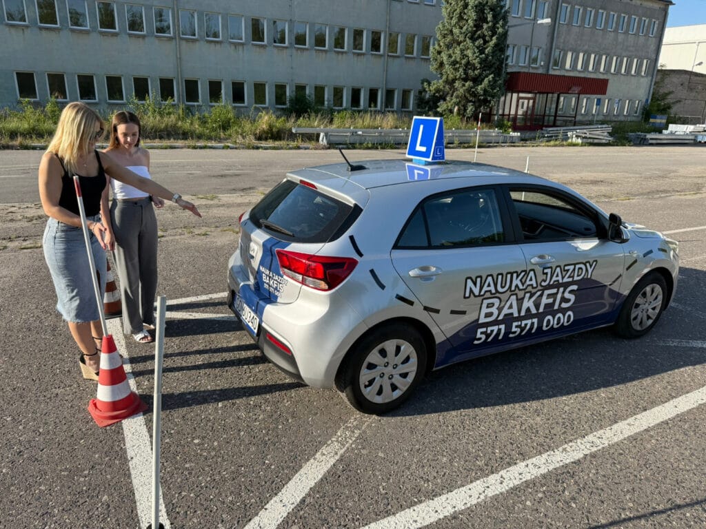 Instruktor Bakfis Konin podczas nauki jazdy z kursantem na placu