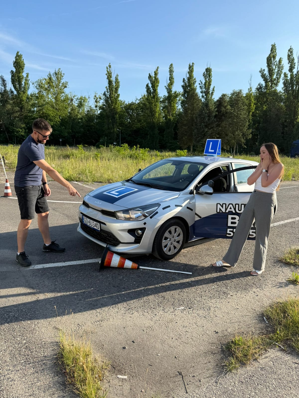 Instruktor Bakfis Konin podczas nauki jazdy z kursantem na placu