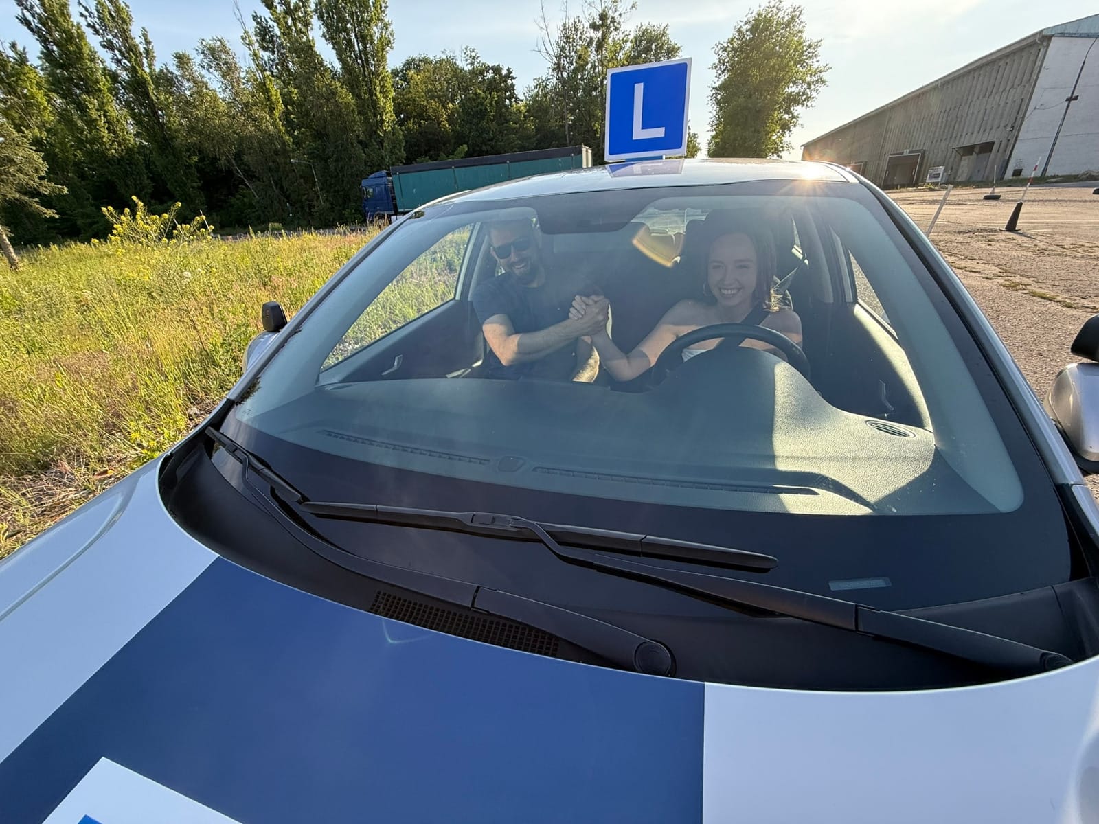 Instruktor Bakfis Konin podczas nauki jazdy z kursantem