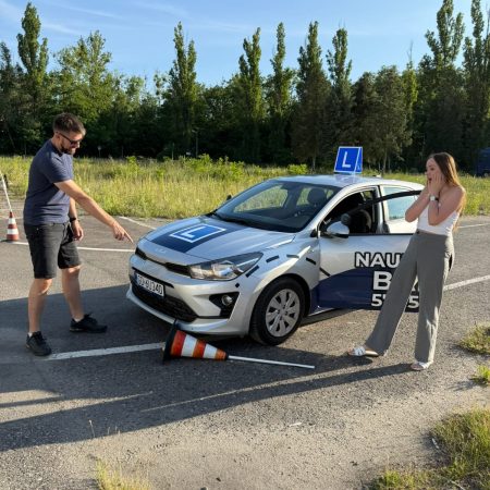 Instruktor Bakfis Konin podczas nauki jazdy z kursantem na placu