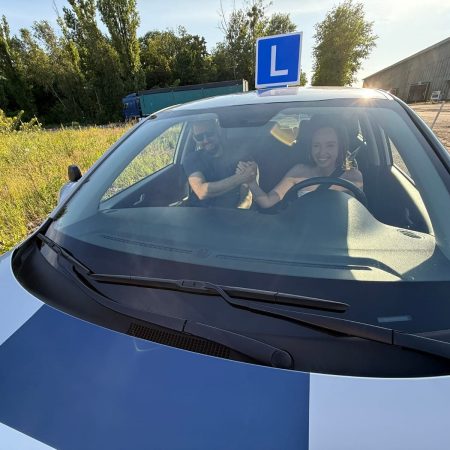 Instruktor Bakfis Konin podczas nauki jazdy z kursantem